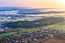 Vue aérienne de Erlenbachtal dans la brume matinale à le quartier Minderslachen in Kandel dans le département Rhénanie-Palatinat, Allemagne