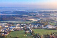 Vue aérienne de Zone industrielle de Horst dans la brume matinale du sud à le quartier Minderslachen in Kandel dans le département Rhénanie-Palatinat, Allemagne