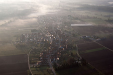 Vue aérienne de Dans la brume du matin à Erlenbach bei Kandel dans le département Rhénanie-Palatinat, Allemagne