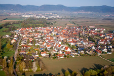 Champs agricoles et surfaces utilisables à Venningen dans le département Rhénanie-Palatinat, Allemagne depuis l'avion