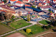 Bâtiments et parcs du domaine viticole Dr. Loup de Bürklin à le quartier Wachenheim in Wachenheim an der Weinstraße dans le département Rhénanie-Palatinat, Allemagne d'en haut