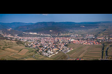 Vue aérienne de De l'ouest à Bad Dürkheim dans le département Rhénanie-Palatinat, Allemagne