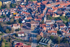 Vue aérienne de Église protestante Saint-André à le quartier Jerusalemsberg in Kirchheim an der Weinstraße dans le département Rhénanie-Palatinat, Allemagne