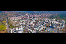 Vue aérienne de Perspective panoramique de la vue locale des rues et maisons des quartiers résidentiels à Grünstadt dans le département Rhénanie-Palatinat, Allemagne