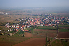 Vue aérienne de Vue des rues et des maisons des quartiers résidentiels à le quartier Großbockenheim in Bockenheim an der Weinstraße dans le département Rhénanie-Palatinat, Allemagne