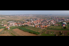 Vue aérienne de Vue des rues et des maisons des quartiers résidentiels à le quartier Großbockenheim in Bockenheim an der Weinstraße dans le département Rhénanie-Palatinat, Allemagne