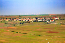 Vue aérienne de Vue du village devant le parc éolien depuis le sud à le quartier Dalsheim in Flörsheim-Dalsheim dans le département Rhénanie-Palatinat, Allemagne