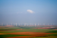 Vue aérienne de Éoliennes (WEA) sur une colline à Ober-Flörsheim dans le département Rhénanie-Palatinat, Allemagne