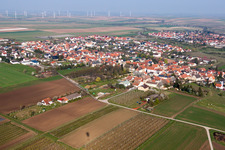 Vue aérienne de Vue des rues et des maisons des quartiers résidentiels à Ober-Flörsheim dans le département Rhénanie-Palatinat, Allemagne