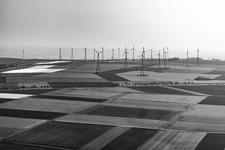 Parc éolien à Gau-Heppenheim dans le département Rhénanie-Palatinat, Allemagne vue d'en haut