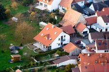 Dans le jardin au calme à Minfeld dans le département Rhénanie-Palatinat, Allemagne hors des airs