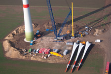 Photographie aérienne de Chantier de construction pour l'assemblage de la tour d'éolienne de juwi Holding AG dans un champ à Gabsheim à Gabsheim dans le département Rhénanie-Palatinat, Allemagne