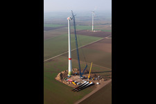 Vue oblique de Chantier de construction pour l'assemblage de la tour d'éolienne de juwi Holding AG dans un champ à Gabsheim à Gabsheim dans le département Rhénanie-Palatinat, Allemagne