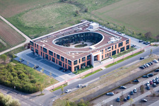 Vue aérienne de Immeuble de bureaux du bâtiment administratif et commercial de ZDF Enterprises GmbH et ZDF Werbe Fernsehen GmbH à le quartier Marienborn in Mainz dans le département Rhénanie-Palatinat, Allemagne