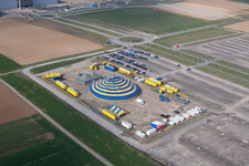 Vue aérienne de Dômes de tente de cirque d'un cirque à le quartier Hechtsheim in Mainz dans le département Rhénanie-Palatinat, Allemagne