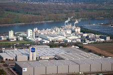 Photographie aérienne de Bâtiments et installations de production sur le site de l'usine du producteur chimique Grace GmbH au bord du Rhin à Worms dans le département Rhénanie-Palatinat, Allemagne