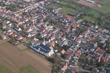Vue aérienne de Église Sainte-Croix à le quartier Horchheim in Worms dans le département Rhénanie-Palatinat, Allemagne