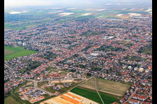 Vue aérienne de Vue d'ensemble de la ville depuis le sud-est à Haßloch dans le département Rhénanie-Palatinat, Allemagne