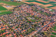 Vue aérienne de École primaire Ottersheim avec salle scolaire et culturelle à le quartier Ottersheim in Ottersheim bei Landau dans le département Rhénanie-Palatinat, Allemagne