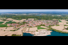 Vue aérienne de Perspective panoramique de la vue locale des rues et maisons des quartiers résidentiels à Leimersheim dans le département Rhénanie-Palatinat, Allemagne