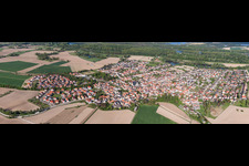 Vue aérienne de Perspective panoramique de la vue locale des rues et maisons des quartiers résidentiels à Leimersheim dans le département Rhénanie-Palatinat, Allemagne