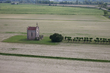 Vue aérienne de Chapelle Chapelle à Cesarolo à Cesarolo dans le département Vénétie, Italie