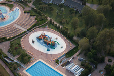 Vue aérienne de Piscine avec bateau pirate à la piscine extérieure Playaloca à Duna Verde en Vénétie à le quartier Duna Verde in Caorle dans le département Metropolitanstadt Venedig, Italie