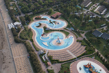 Vue aérienne de Piscine avec bateau pirate à la piscine extérieure Playaloca à Duna Verde en Vénétie à le quartier Duna Verde in Caorle dans le département Metropolitanstadt Venedig, Italie