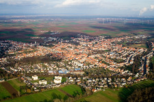 Vue aérienne de Du sud-ouest à le quartier Herxheim in Herxheim bei Landau dans le département Rhénanie-Palatinat, Allemagne