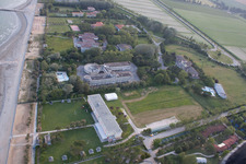 Vue aérienne de Ancienne maison de vacances familiale délabrée ex Colonia La Nostra Famiglia sur la plage de la mer Adriatique à Duna Verde dans le département Vénétie, Italie