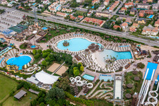 Vue aérienne de Courbes et pistes circulaires du toboggan aquatique de la piscine extérieure Aqualandia à Lido di Jesolo en Vénétie à le quartier Lido di Iesolo in Jesolo dans le département Metropolitanstadt Venedig, Italie