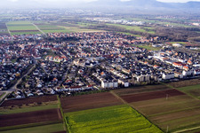 Vue aérienne de Vue des rues et des maisons des quartiers résidentiels à le quartier Offenbach in Offenbach an der Queich dans le département Rhénanie-Palatinat, Allemagne