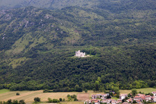 Vue oblique de Toppo dans le département Frioul-Vénétie Julienne, Italie
