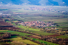 Vue d'oiseau de Champs agricoles et surfaces utilisables à Venningen dans le département Rhénanie-Palatinat, Allemagne