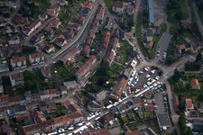 Vue aérienne de Vue des rues et des maisons dans les quartiers résidentiels à Ottange dans le département Moselle, France