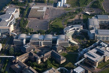 Vue aérienne de Bâtiment d'église dans le vieux centre-ville du centre-ville de Dudelange dans le District de Luxembourg à Düdelingen dans le département Esch an der Alzette, Luxembourg