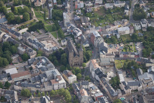 Vue aérienne de Bâtiment d'église dans le vieux centre-ville du centre-ville de Dudelange dans le District de Luxembourg à Düdelingen dans le département Esch an der Alzette, Luxembourg