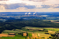 Vue vers la centrale nucléaire de Cattenom au nord-ouest à Kœnigsmacker dans le département Moselle, France