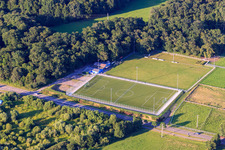 Vue aérienne de Terrains de sport Minderslachen à le quartier Minderslachen in Kandel dans le département Rhénanie-Palatinat, Allemagne