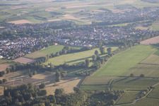 Quartier Billigheim in Billigheim-Ingenheim dans le département Rhénanie-Palatinat, Allemagne du point de vue du drone