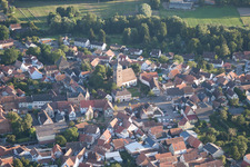 Vue aérienne de Vue des rues et des maisons des quartiers résidentiels à le quartier Billigheim in Billigheim-Ingenheim dans le département Rhénanie-Palatinat, Allemagne
