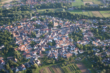Vue aérienne de Vue des rues et des maisons des quartiers résidentiels à le quartier Billigheim in Billigheim-Ingenheim dans le département Rhénanie-Palatinat, Allemagne