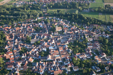 Photographie aérienne de Vue des rues et des maisons des quartiers résidentiels à le quartier Billigheim in Billigheim-Ingenheim dans le département Rhénanie-Palatinat, Allemagne