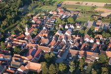Quartier Mühlhofen in Billigheim-Ingenheim dans le département Rhénanie-Palatinat, Allemagne du point de vue du drone
