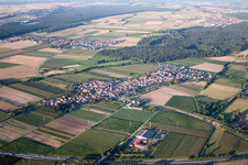 Vue aérienne de Du sud-est à Erlenbach bei Kandel dans le département Rhénanie-Palatinat, Allemagne