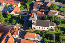 Vue aérienne de Église catholique à Minfeld dans le département Rhénanie-Palatinat, Allemagne