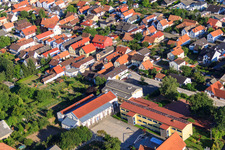 Vue aérienne de Mundoplatz, école primaire et Mundohalle à Minfeld dans le département Rhénanie-Palatinat, Allemagne