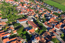 Vue aérienne de Mundoplatz, école primaire et Mundohalle à Minfeld dans le département Rhénanie-Palatinat, Allemagne