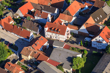 Vue aérienne de Dans le jardin du château à Minfeld dans le département Rhénanie-Palatinat, Allemagne