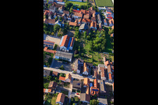 Photographie aérienne de Mundoplatz, école primaire et Mundohalle à Minfeld dans le département Rhénanie-Palatinat, Allemagne